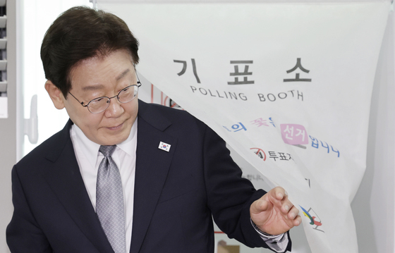 사전투표하는 이재명 대통령