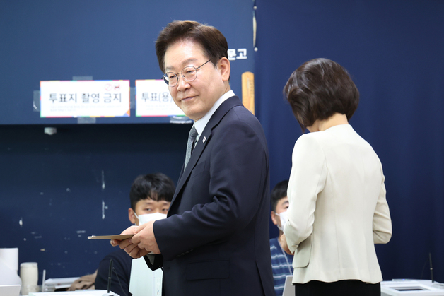 사전투표소 찾은 이재명 대통령