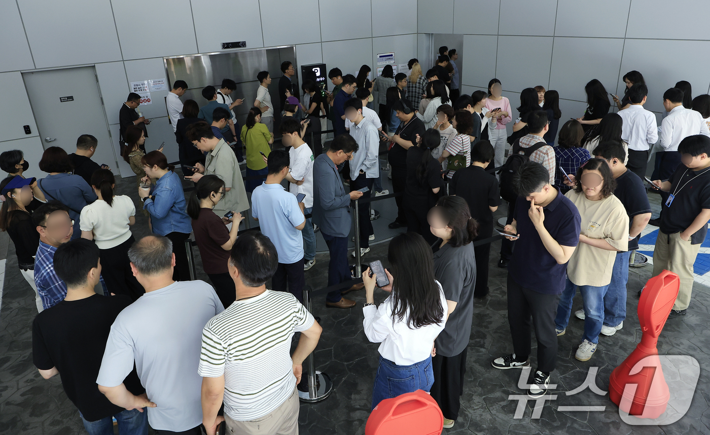 (서울=뉴스1) 박정호 기자 = 제9회 전국동시지방선거 사전 투표 첫날인 29일 낮 서울시 중구 소공동 행정복합청사에 마련된 소공동 사전투표소에 점심시간을 이용해 방문한 유권자들이 …