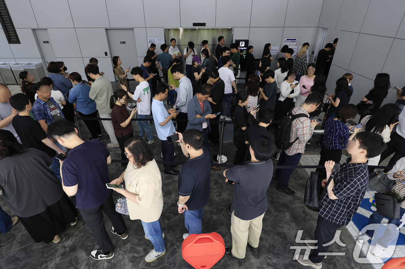 (서울=뉴스1) 박정호 기자 = 제9회 전국동시지방선거 사전 투표 첫날인 29일 낮 서울시 중구 소공동 행정복합청사에 마련된 소공동 사전투표소에 점심시간을 이용해 방문한 유권자들이 …