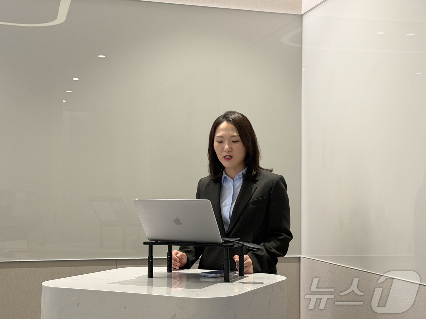 본문 이미지 - 써머 펑 샤오미코리아 사장이 29일 서울에서 열린 '샤오미 17T' 출시 기자간담회에서 한국 시장 전략을 발표하고 있다. 샤오미코리아는 이날 70만 원대 준 플래그십 스마트폰 '샤오미 17T'를 앞세워 한국 시장 공략을 강화하겠다고 밝혔다. 2026.5.29 ⓒ 뉴스1 김민수 기자