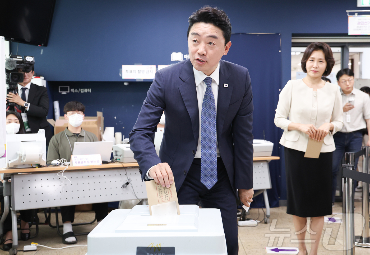 (서울=뉴스1) 허경 기자 = 강훈식 대통령 비서실장이 제9회 전국동시지방선거 사전투표 첫날인 29일 서울 삼청동 주민센터에 마련된 사전투표소에서 투표하고 있다. 2026.5.29 …
