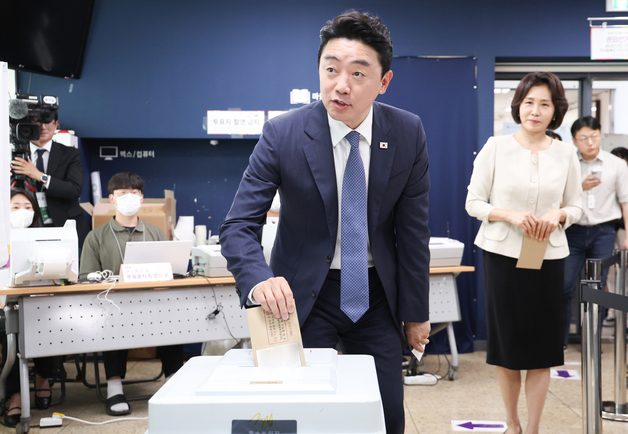 사전 투표하는 강훈식 비서실장