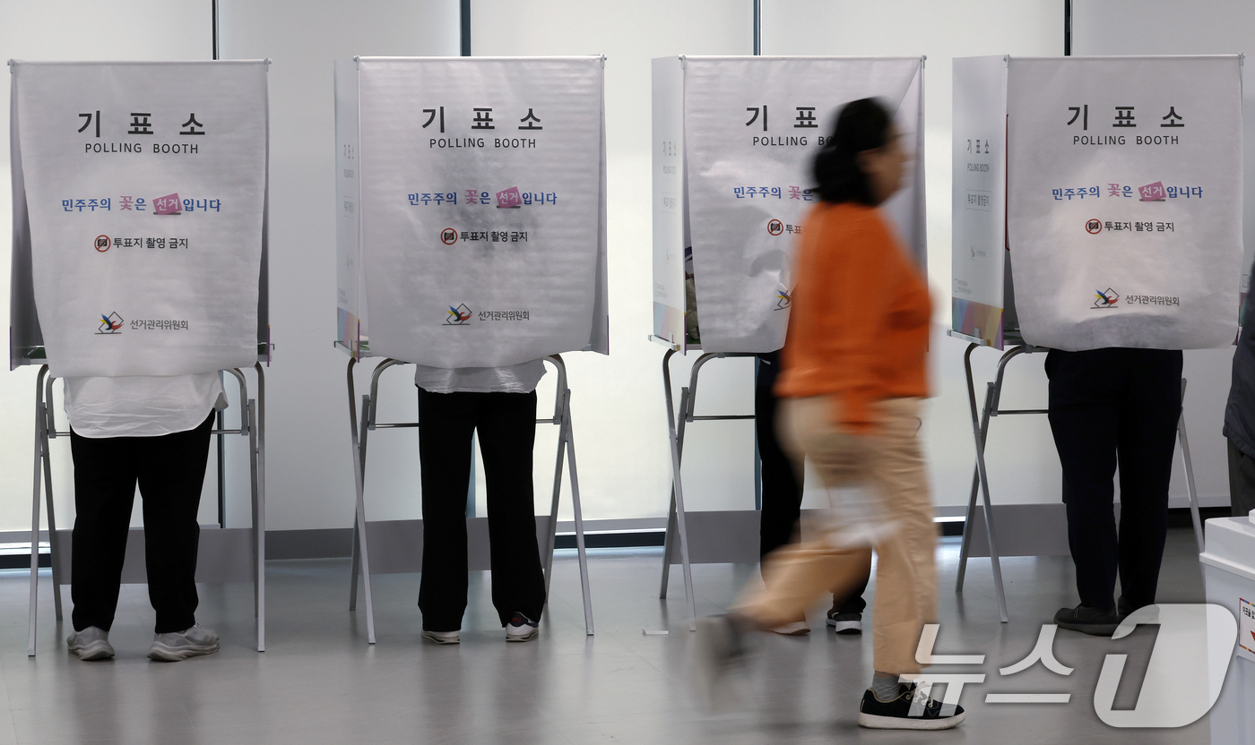 (서울=뉴스1) 박정호 기자 = 제9회 전국동시지방선거 사전 투표 첫날인 29일 낮 서울시 중구 소공동 행정복합청사에 마련된 소공동 사전투표소에 점심시간을 이용해 방문한 유권자들이 …
