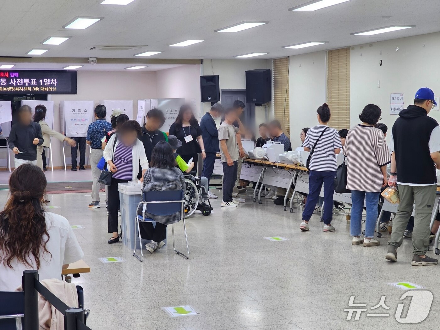 본문 이미지 - 6.3지방선거 사전투표 첫날인 29일 경남 김해시 내외동 사전투표소에서 유권자들이 투표하고 있다.2026.5.29/뉴스1 박민석 기자