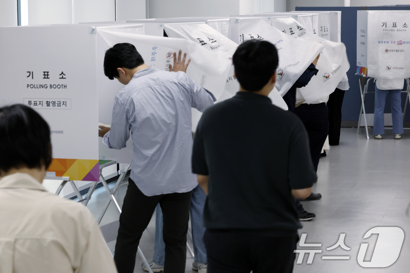 (서울=뉴스1) 박정호 기자 = 제9회 전국동시지방선거 사전 투표 첫날인 29일 낮 서울시 중구 소공동 행정복합청사에 마련된 소공동 사전투표소에 점심시간을 이용해 방문한 유권자들이 …