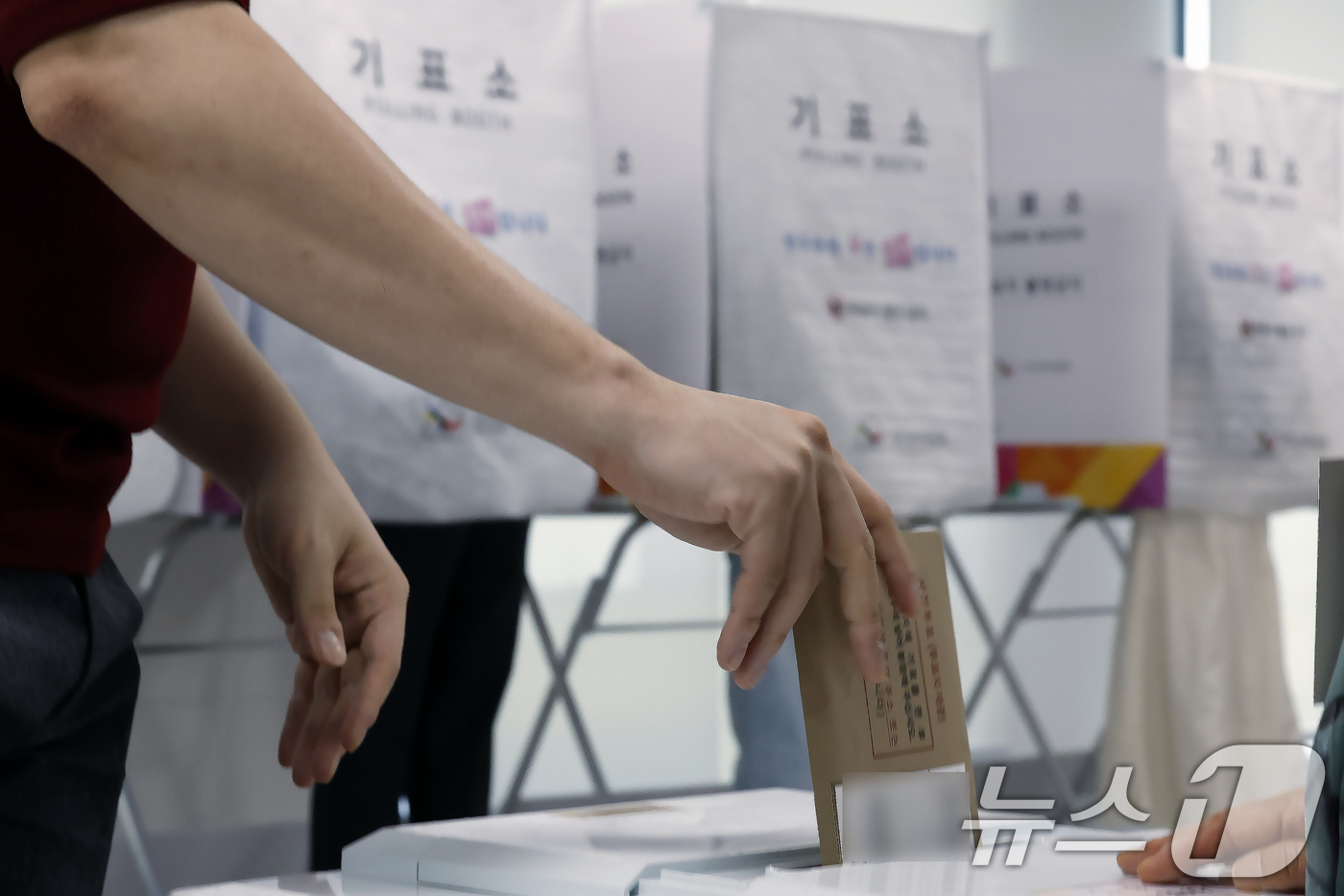 (서울=뉴스1) 박정호 기자 = 제9회 전국동시지방선거 사전 투표 첫날인 29일 낮 서울시 중구 소공동 행정복합청사에 마련된 소공동 사전투표소에 점심시간을 이용해 방문한 유권자들이 …