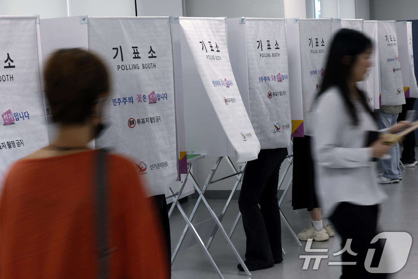 (서울=뉴스1) 박정호 기자 = 제9회 전국동시지방선거 사전 투표 첫날인 29일 낮 서울시 중구 소공동 행정복합청사에 마련된 소공동 사전투표소에 점심시간을 이용해 방문한 유권자들이 …