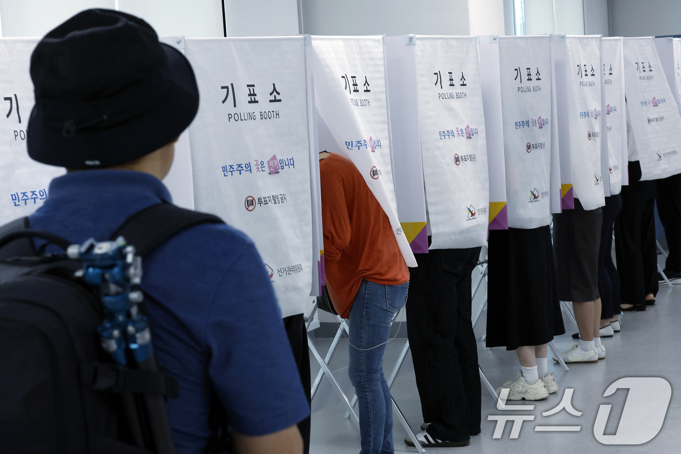 (서울=뉴스1) 박정호 기자 = 제9회 전국동시지방선거 사전 투표 첫날인 29일 낮 서울시 중구 소공동 행정복합청사에 마련된 소공동 사전투표소에 점심시간을 이용해 방문한 유권자들이 …