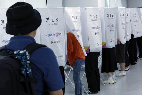 투표하는 시민들
