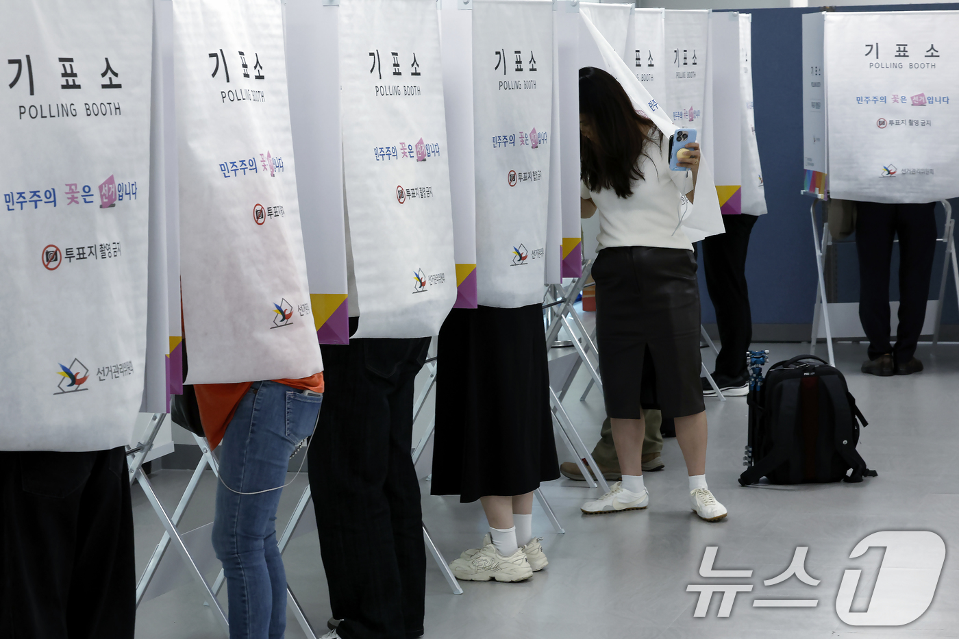 (서울=뉴스1) 박정호 기자 = 제9회 전국동시지방선거 사전 투표 첫날인 29일 낮 서울시 중구 소공동 행정복합청사에 마련된 소공동 사전투표소에 점심시간을 이용해 방문한 유권자들이 …