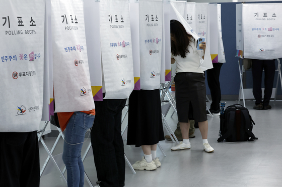 소중한 한 표 행사하는 유권자들