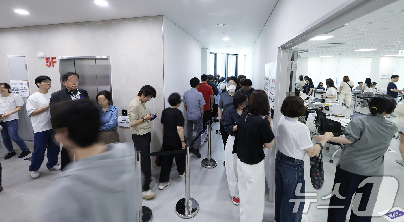 (서울=뉴스1) 박정호 기자 = 제9회 전국동시지방선거 사전 투표 첫날인 29일 낮 서울시 중구 소공동 행정복합청사에 마련된 소공동 사전투표소에 점심시간을 이용해 방문한 유권자들이 …