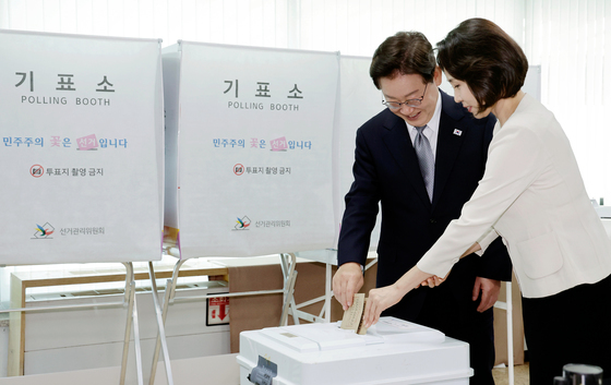 李대통령, 첫 날 사전투표…회색 넥타이 매고 김여사 함께(종합)
