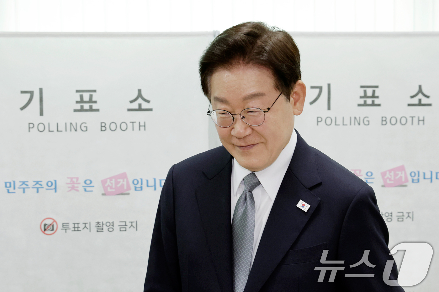 (서울=뉴스1) 허경 기자 = 이재명 대통령이 제9회 전국동시지방선거 사전투표 첫날인 29일 서울 삼청동 주민센터에 마련된 사전투표소에서 투표를 하고 있다. 2026.5.29/뉴스 …
