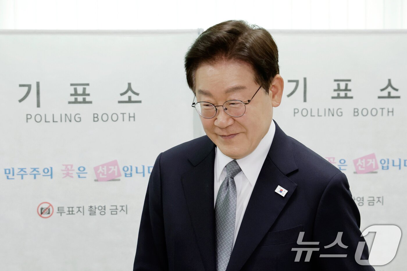 본문 이미지 - 이재명 대통령이 제9회 전국동시지방선거 사전투표 첫날인 29일 서울 삼청동 주민센터에 마련된 사전투표소에서 투표를 하고 있다. 2026.5.29 ⓒ 뉴스1 허경 기자