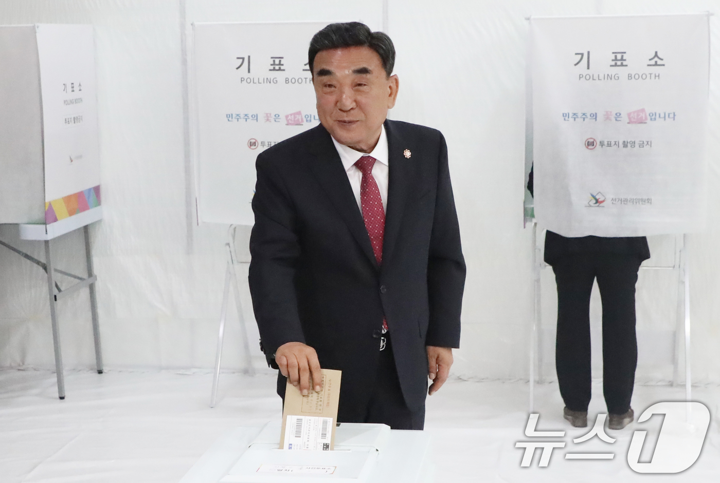 (울산=뉴스1) 조민주 기자 = 김두겸 국민의힘 울산시장 후보가 6·3 지방선거 사전투표일인 29일 울산 남구 신정2동 행정복지센터에 마련된 사전투표소에서 투표를 하고 있다. 20 …