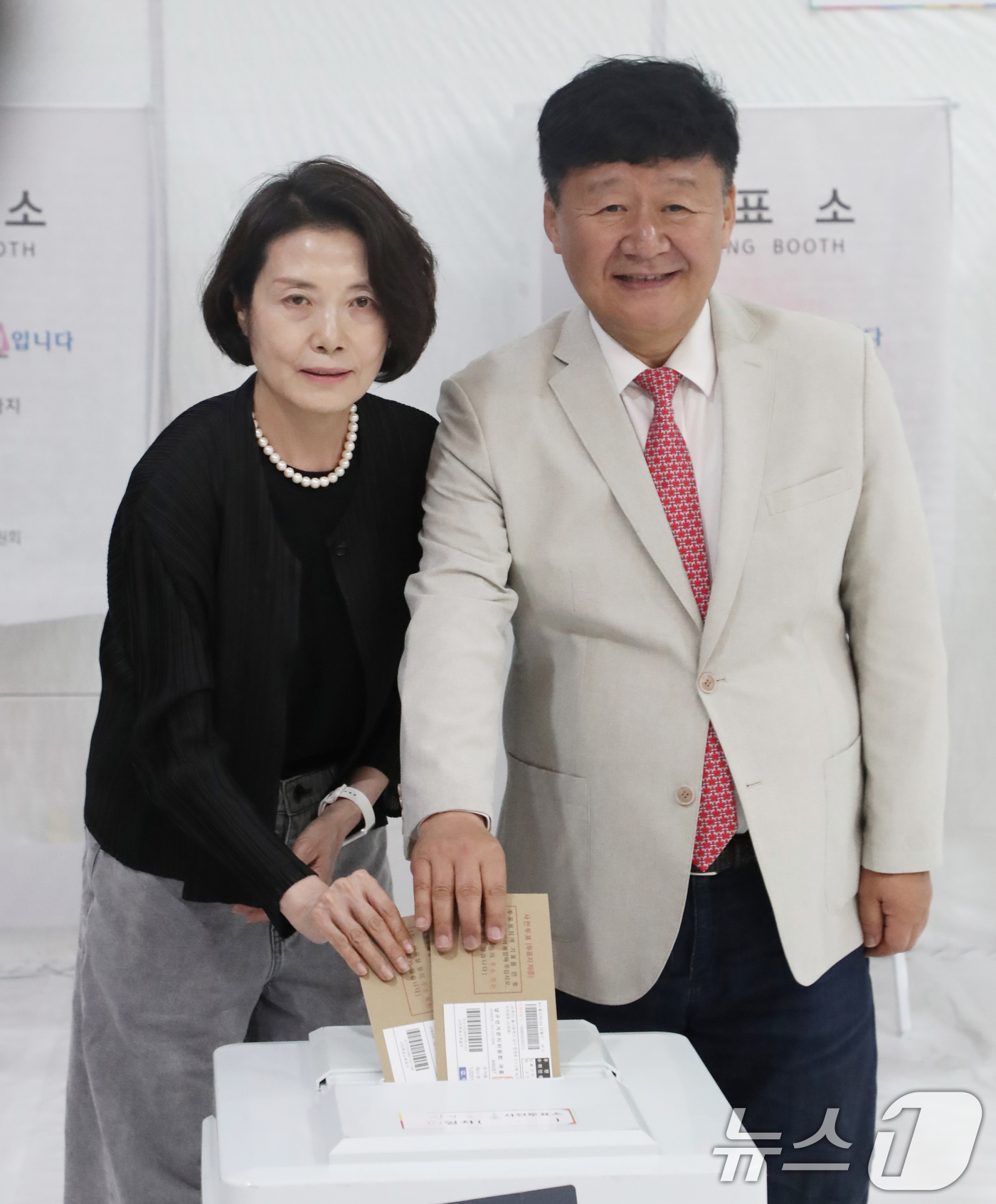 (울산=뉴스1) 조민주 기자 = 김주홍 울산교육감 후보(오른쪽)와 그의 배우자가 6·3 지방선거 사전투표일인 29일 울산 남구 신정2동 행정복지센터에 마련된 사전투표소에서 투표를 …