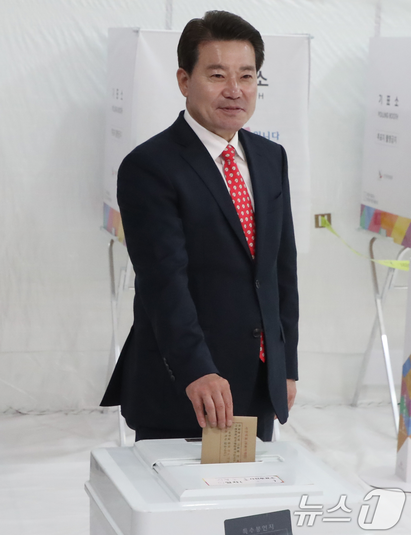 (울산=뉴스1) 조민주 기자 = 임현철 국민의힘 울산 남구청장 후보가 6·3 지방선거 사전투표일인 29일 울산 남구 신정2동 행정복지센터에 마련된 사전투표소에서 투표를 하고 있다. …