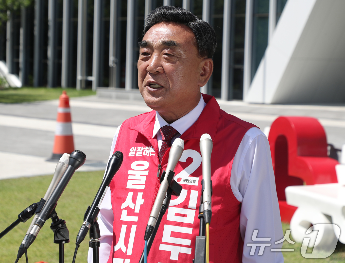 (울산=뉴스1) 조민주 기자 = 김두겸 국민의힘 울산시장 후보가 6·3 지방선거 사전투표일인 29일 투표를 마친 뒤 울산 남구 종하이노베이션센터 앞에서 기자회견을 하고 있다. 김 …