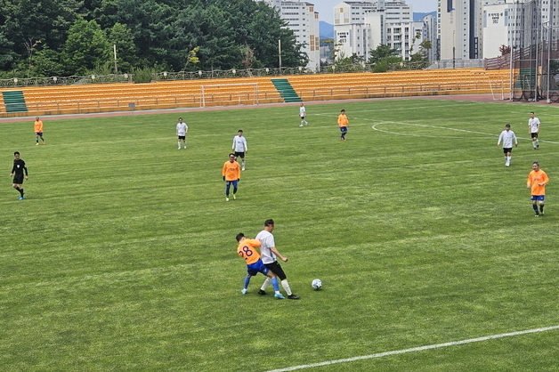 "전국 축구 원로들 한자리에"…보은서 김용식배 축구대회