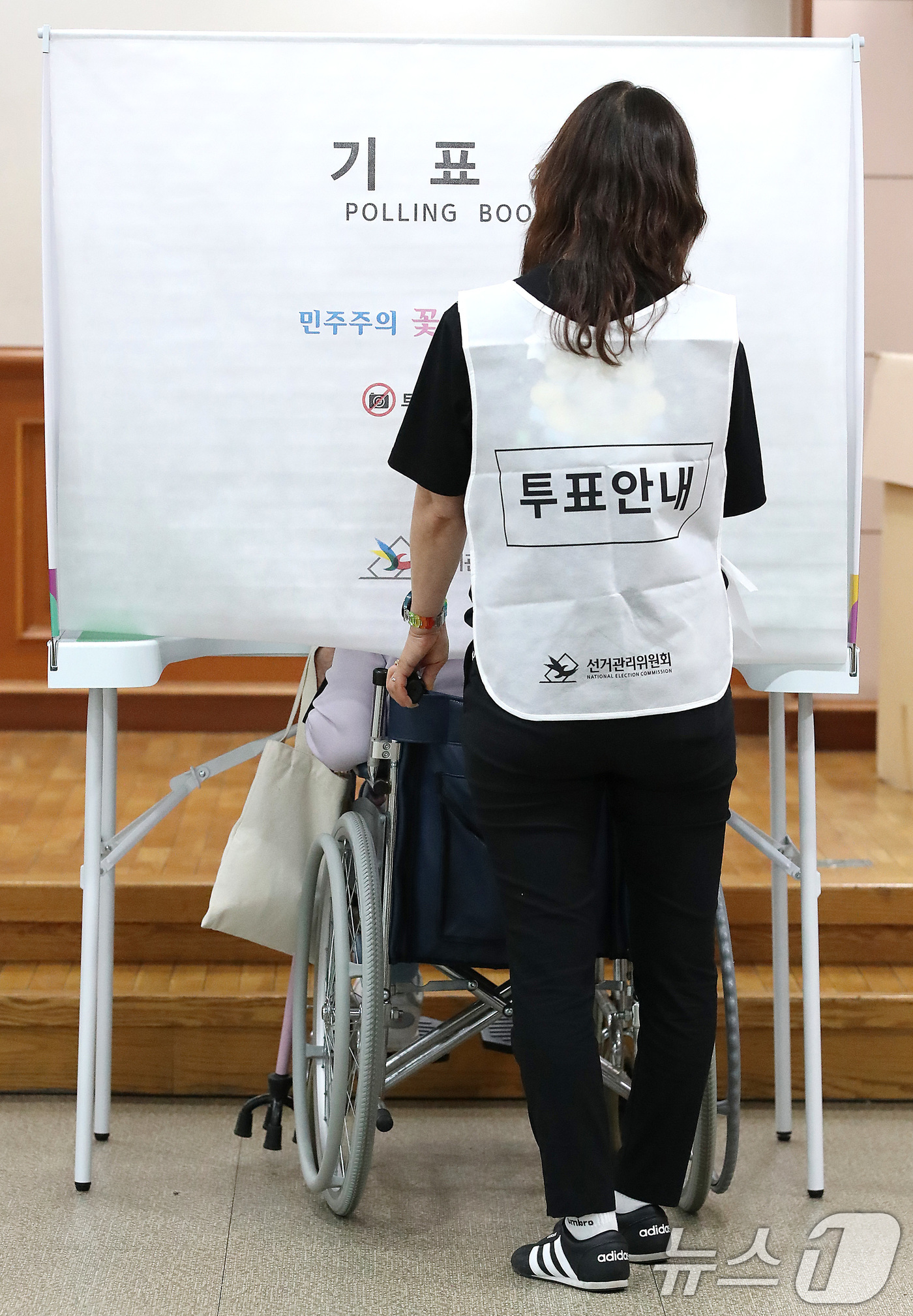 (대구=뉴스1) 공정식 기자 = 제9회 전국동시지방선거 사전투표 첫날인 29일 대구의 한 사전투표소에서 휠체어를 탄 유권자가 투표사무원의 도움을 받아 기표하고 있다. 2026.5. …