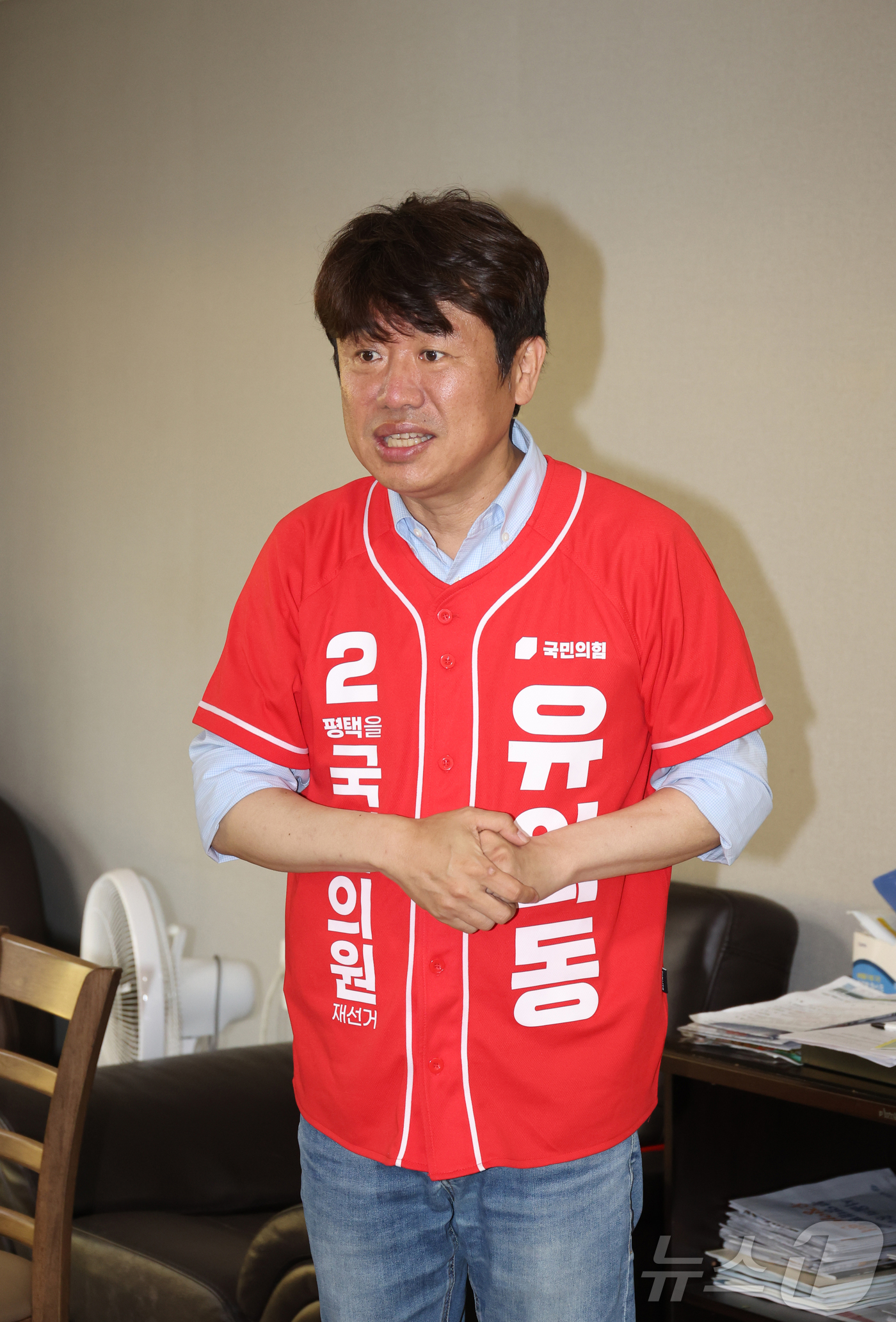 (평택=뉴스1) 김영운 기자 = 유의동 국민의힘 평택을 국회의원 재선거 후보가 29일 오전 경기 평택시 고덕면 한 아파트 경로당을 방문해 어르신들께 인사하고 있다. (공동취재) 2 …