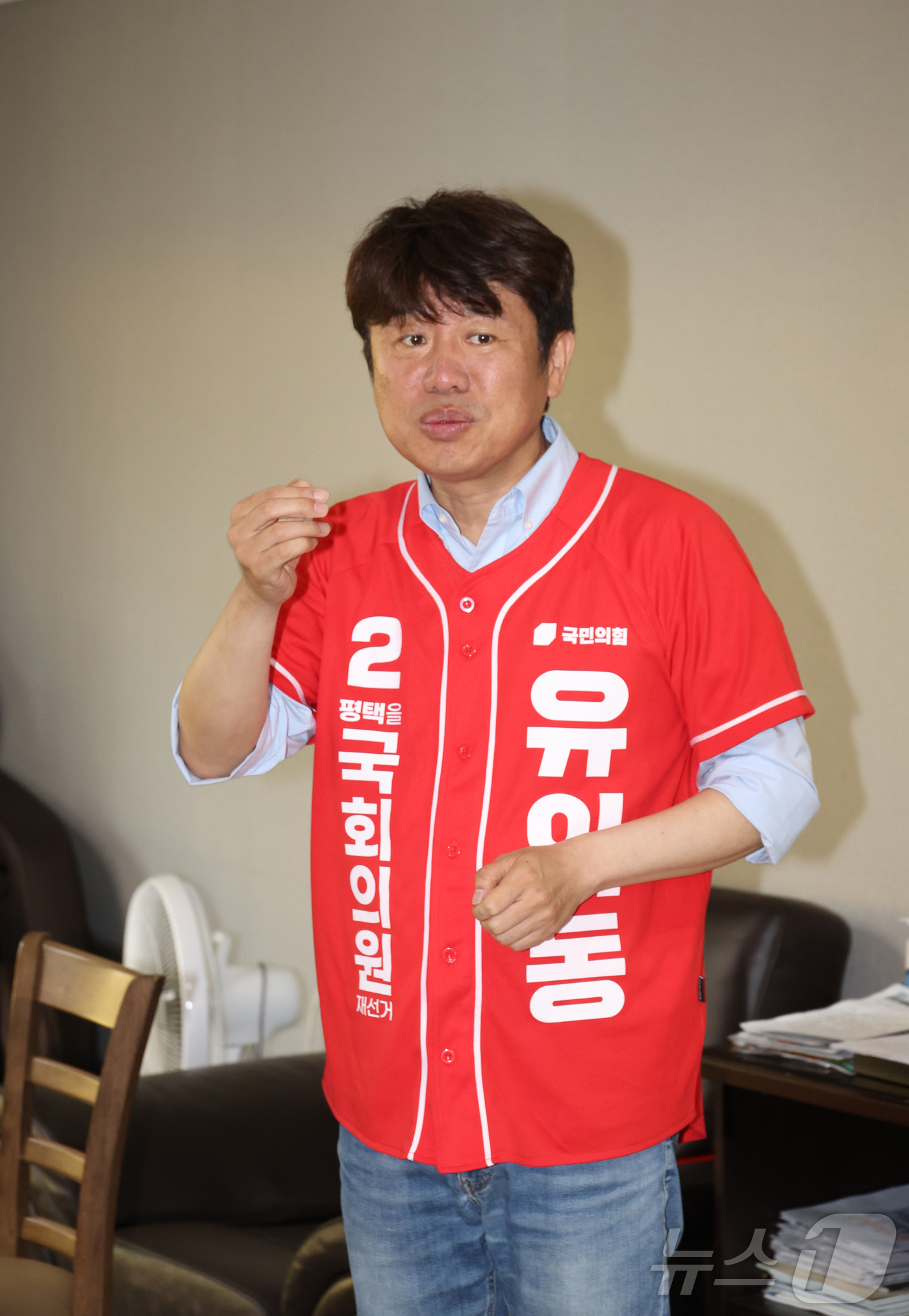 (평택=뉴스1) 김영운 기자 = 유의동 국민의힘 평택을 국회의원 재선거 후보가 29일 오전 경기 평택시 고덕면 한 아파트 경로당을 방문해 어르신들께 인사하고 있다. (공동취재) 2 …