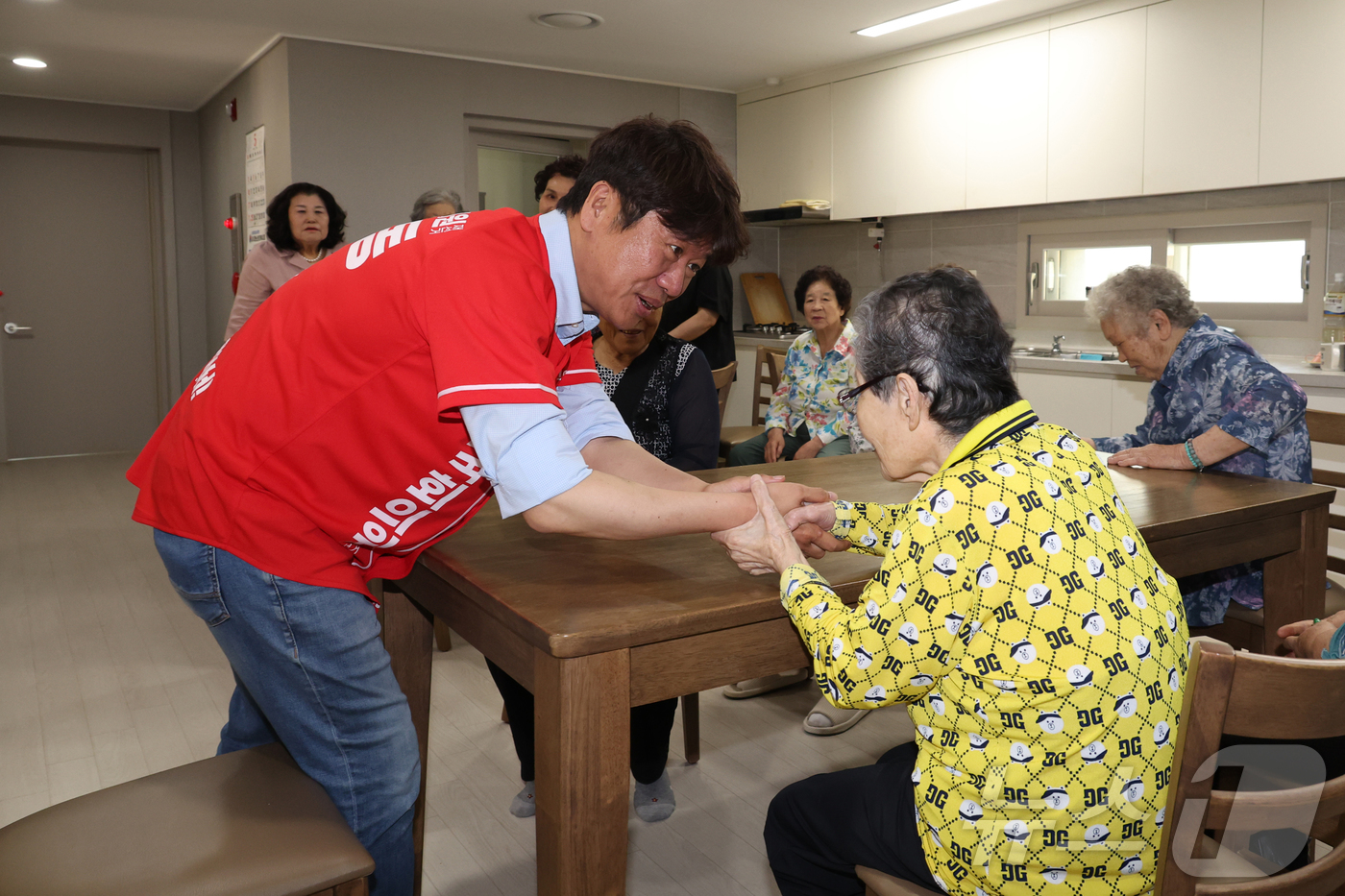 (평택=뉴스1) 김영운 기자 = 유의동 국민의힘 평택을 국회의원 재선거 후보가 29일 오전 경기 평택시 고덕면 한 아파트 경로당을 방문해 어르신들께 인사하고 있다. (공동취재) …