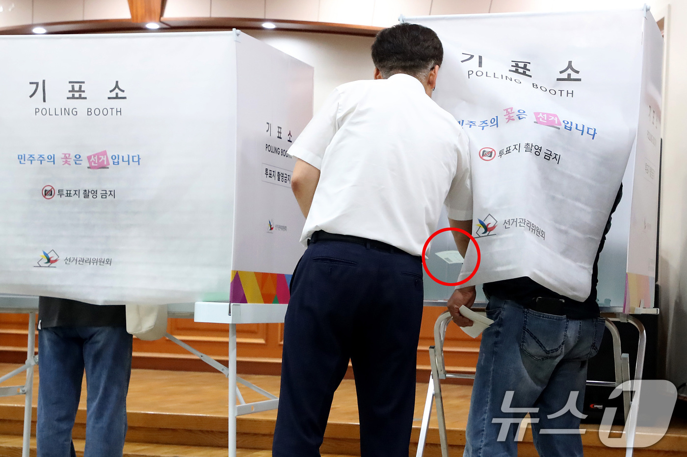 (대구=뉴스1) 공정식 기자 = 제9회 전국동시지방선거 사전투표 첫날인 29일 오전 8시30분쯤 대구 수성구 고산2동 행정복지센터에 마련된 사전투표소 기표소 내부에서 기표된 투표용 …