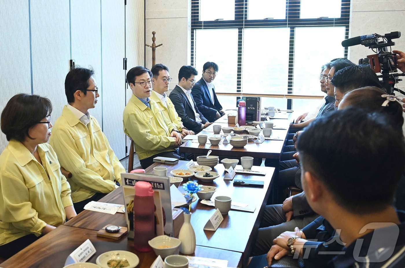 (서울=뉴스1) = 여한구 산업통상부 통상교섭본부장이 29일 오후 울산시 중구 한 식당에서 열린 울산 지역 수출기업 간담회를 줒하고 있다. (산업통상부 제공. 재판매 및 DB 금지 …