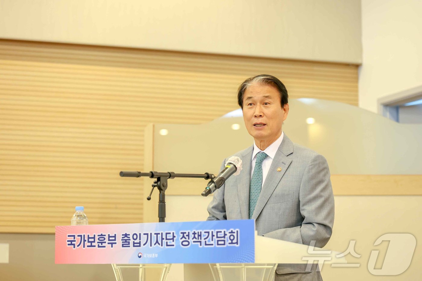 (서울=뉴스1) = 권오을 국가보훈부 장관이 29일 오전 서울 용산구 국방컨벤션센터에서 열린 국가보훈부 출입기자단 정책간담회에서 모두발언을 하고 있다. (국가보훈부 제공. 재판매 …