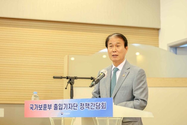 보훈부 "스타벅스와의 장학금 MOU, 국민 정서 고려해 지속 재검토"