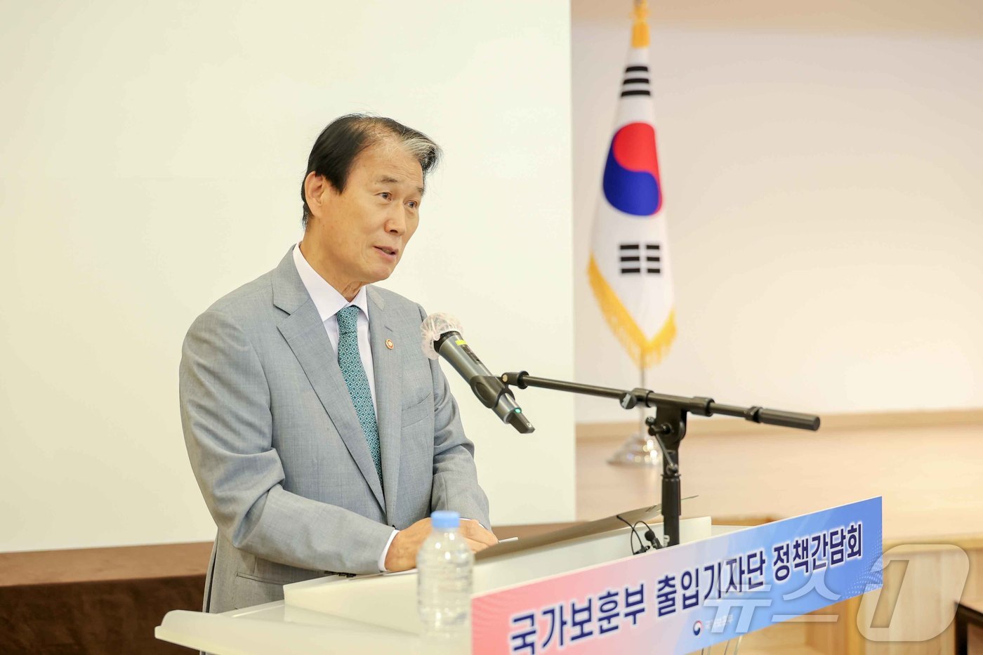 (서울=뉴스1) = 권오을 국가보훈부 장관이 29일 오전 서울 용산구 국방컨벤션센터에서 열린 국가보훈부 출입기자단 정책간담회에서 모두발언을 하고 있다. (국가보훈부 제공. 재판매 …