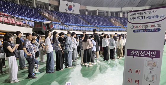 "점심 쪼개 왔더니 긴줄 깜짝"…전국 직장인·학생 투표소로(종합)