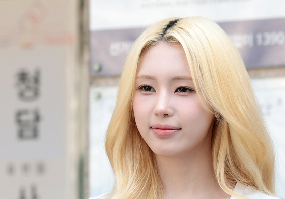 원하연, 사전투표 하러 온 금발 인형