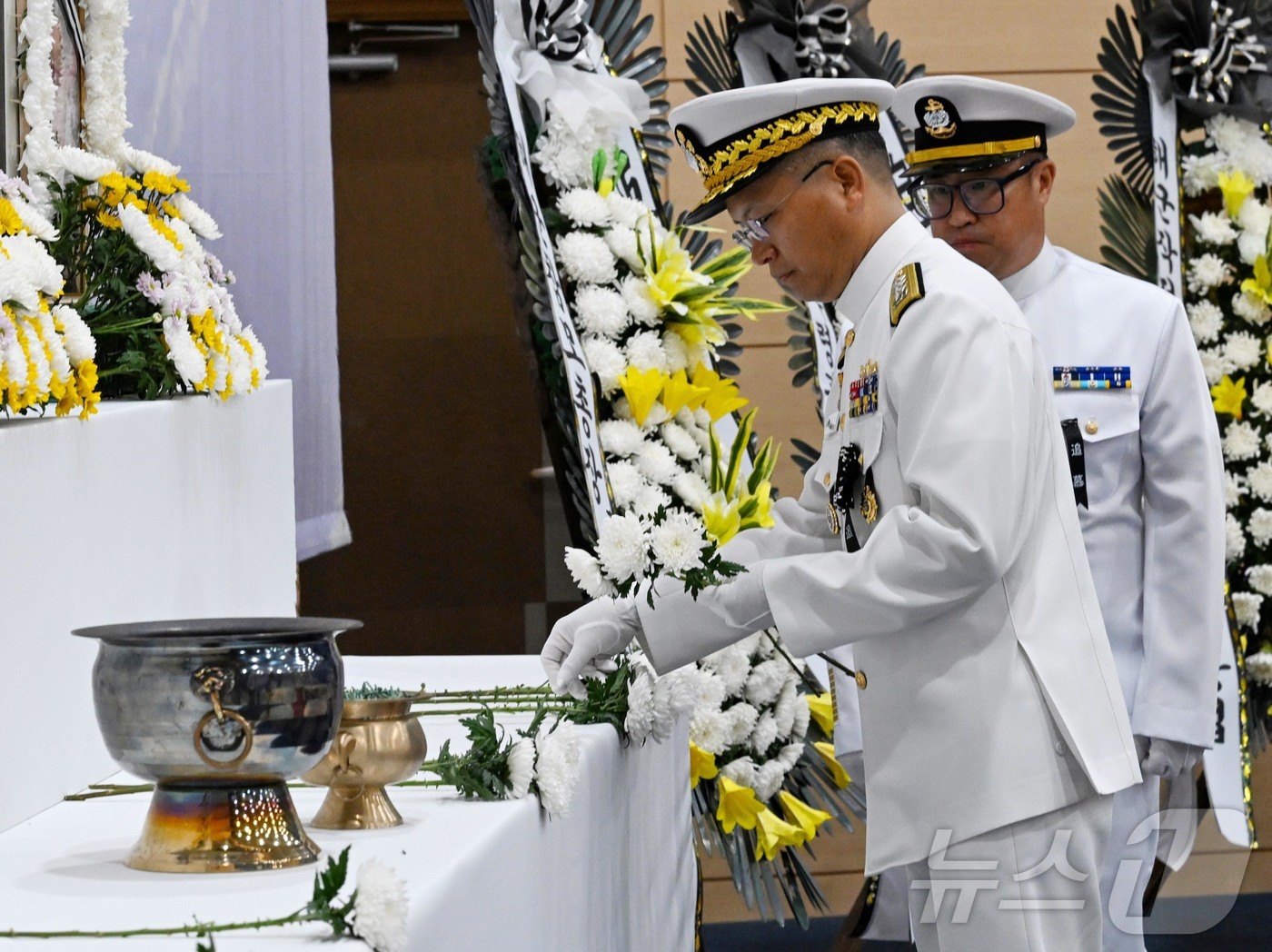 (서울=뉴스1) = 곽광섭(중장) 해군작전사령관 직무대리가 29일 포항 해군항공사령부에서 열린 해상초계기(P-3CK) 순직자 1주기 추모식에서 헌화하고 있다. (해군 제공. 재판매 …