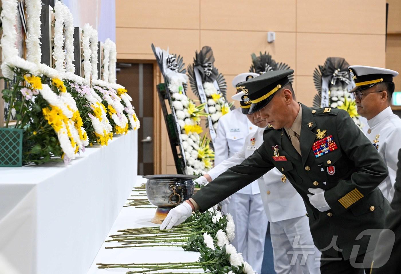 (서울=뉴스1) = 29일 포항 해군항공사령부에서 열린 해상초계기(P-3CK) 순직자 1주기 추모식에서 해군·해병대 주임원사들이 헌화하고 있다.(해군 제공. 재판매 및 DB 금지) …