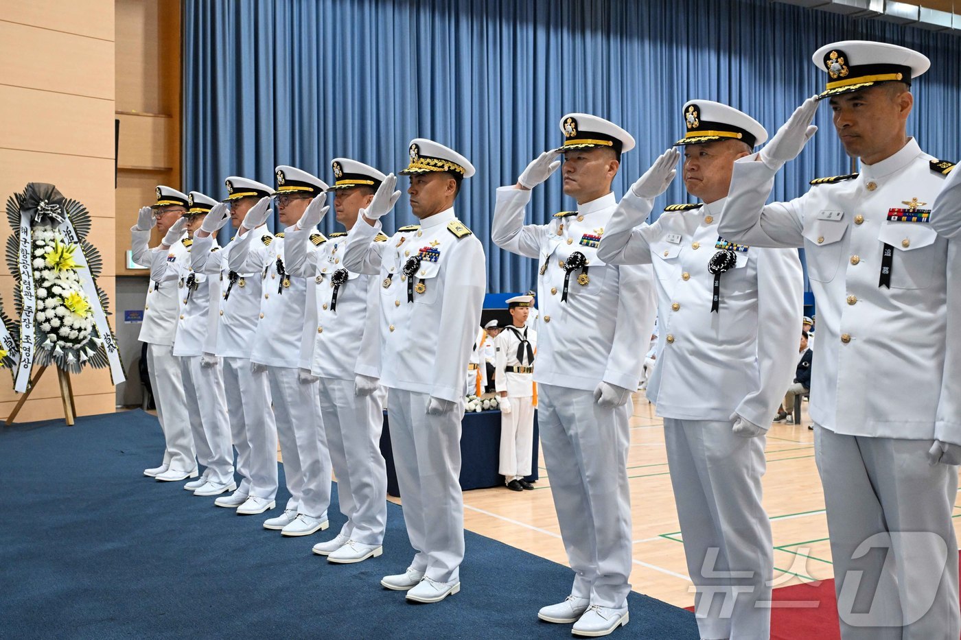 (서울=뉴스1) = 29일 포항 해군항공사령부에서 열린 해상초계기(P-3CK) 순직자 1주기 추모식에서 조영상(준장) 해군항공사령관을 비롯한 해군항공사령부 지휘부가 순직자에 대한 …