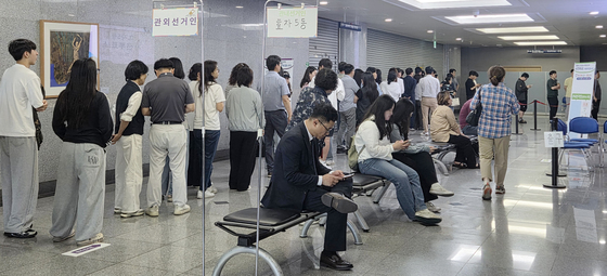 점심시간 쪼개 투표소 메운 직장인·대학생…"뒤처진 전북 살리길"