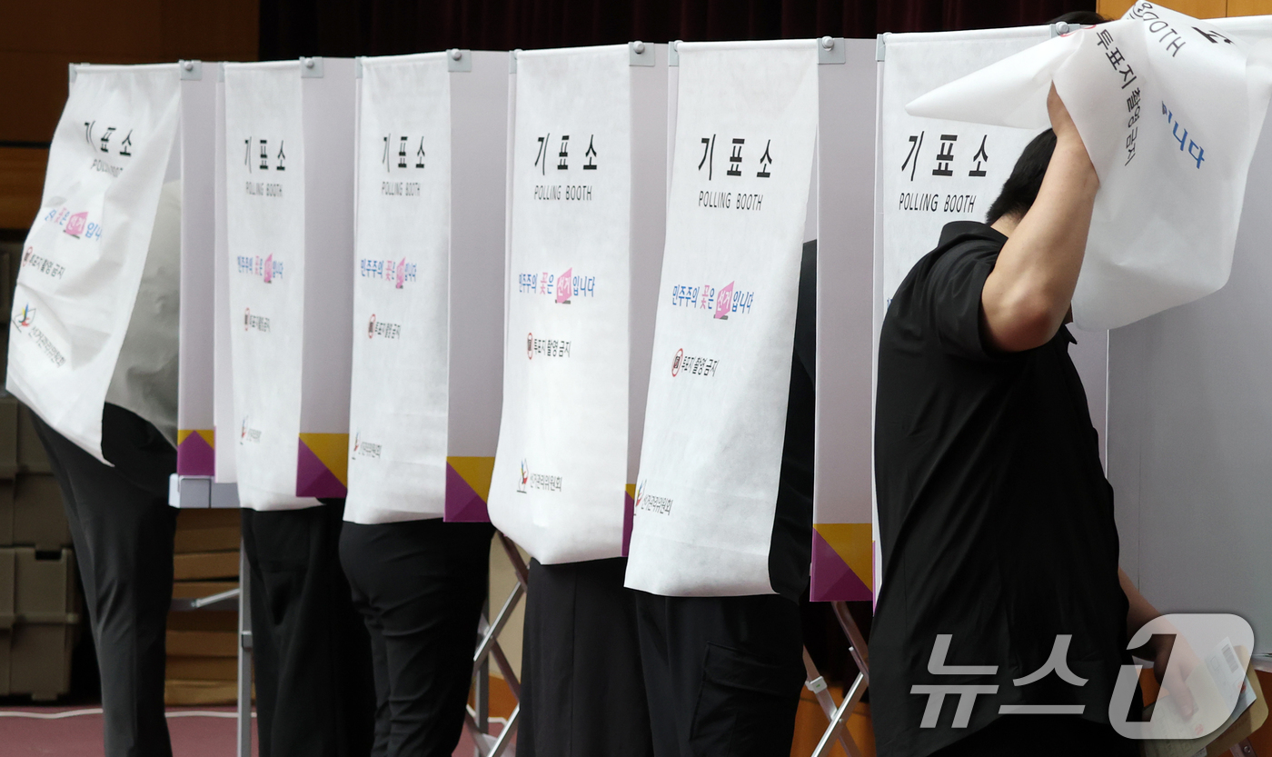 (전주=뉴스1) 유경석 기자 = 제9회 전국동시지방선거 사전투표 첫날인 29일 전북 전주시 전북특별자치도청에 마련된 사전투표소를 찾은 유권자들이 사전투표를 하고 있다. 2026.5 …