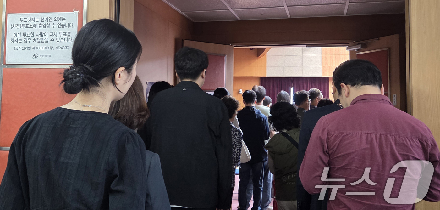 (전주=뉴스1) 유경석 기자 = 제9회 전국동시지방선거 사전투표 첫날인 29일 전북 전주시 전북특별자치도청에 마련된 사전투표소를 찾은 유권자들이 투표를 하기 위해 차례를 기다리고 …