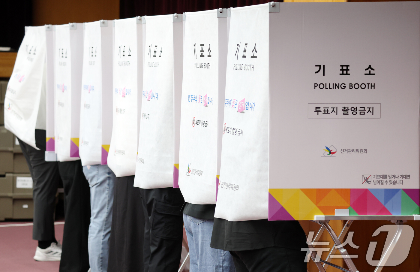 (전주=뉴스1) 유경석 기자 = 제9회 전국동시지방선거 사전투표 첫날인 29일 전북 전주시 전북특별자치도청에 마련된 사전투표소를 찾은 유권자들이 사전투표를 하고 있다. 2026.5 …