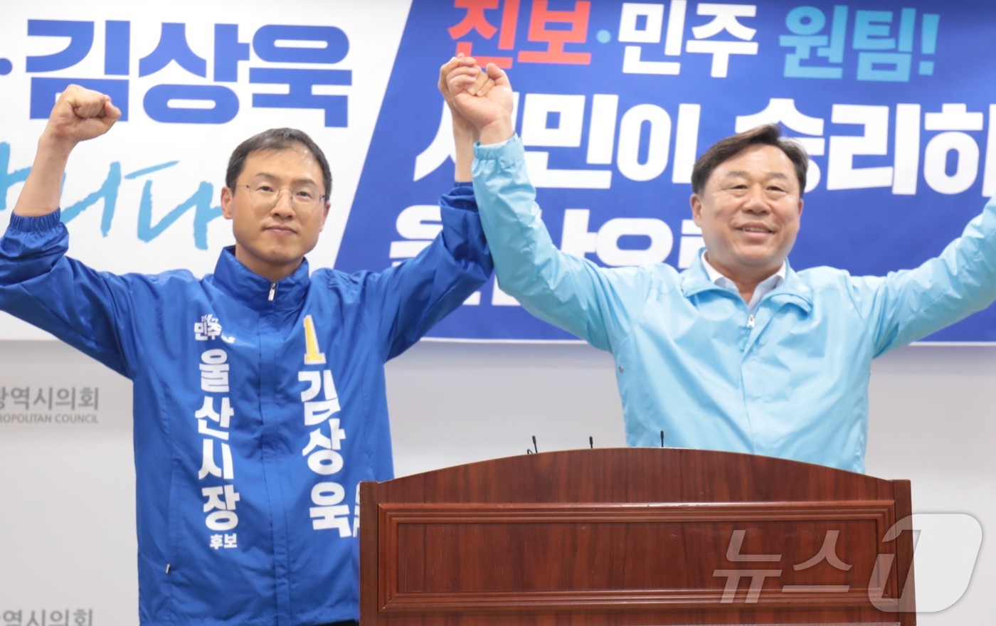 (울산=뉴스1) 김세은 기자 = 김상욱 더불어민주당 울산시장 후보(왼쪽)가 29일 울산시의회 프레스센터에서 기자회견을 열고 김종훈 진보당 전 울산시장 후보(오른쪽)을 선대위원장에 …