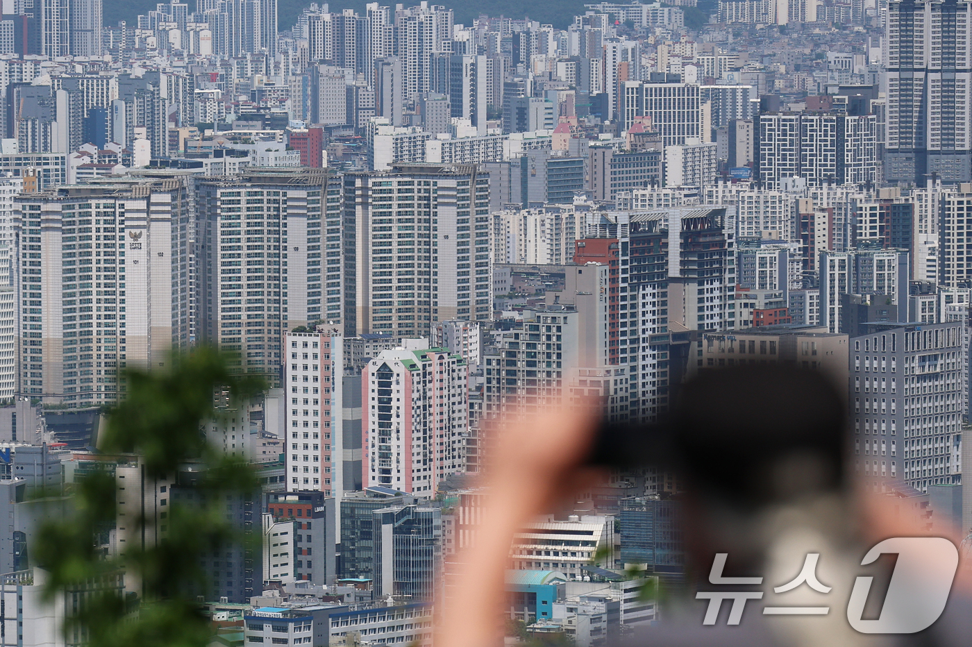 (서울=뉴스1) 오대일 기자 = 토지거래허가구역에서 세입자가 거주 중인 주택에 대한 실거주 의무 유예가 29일부터 시행된다. 국토교통부가 마련한 '부동산 거래신고 등에 관한 법률 …