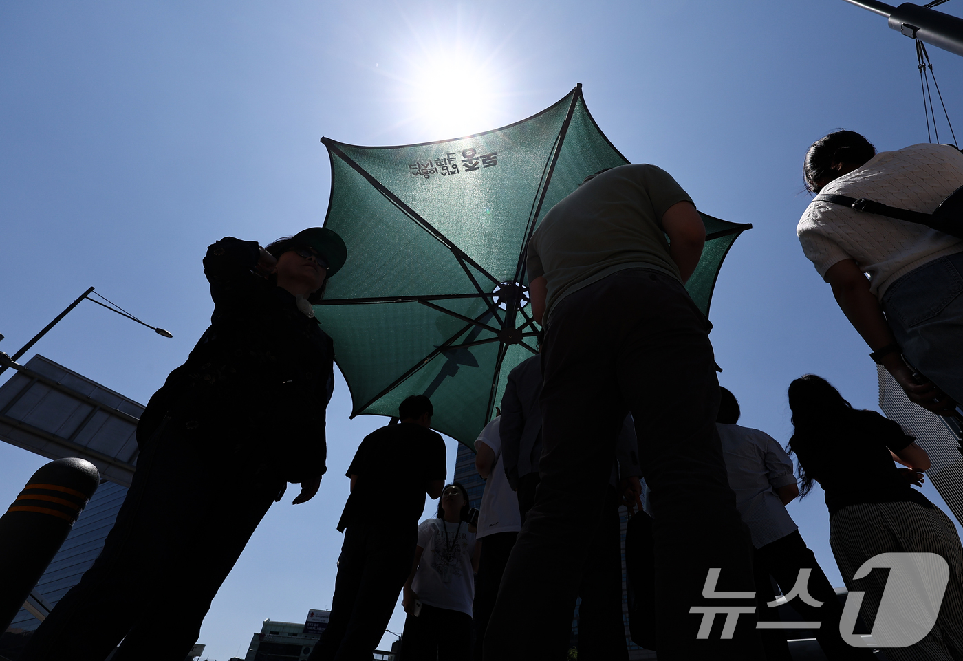 (서울=뉴스1) 김도우 기자 = 초여름 날씨를 보인 29일 서울 종로구 광화문 네거리에서 시민들이 햇빛을 피해 신호를 대기하고 있다. 2026.5.29/뉴스1