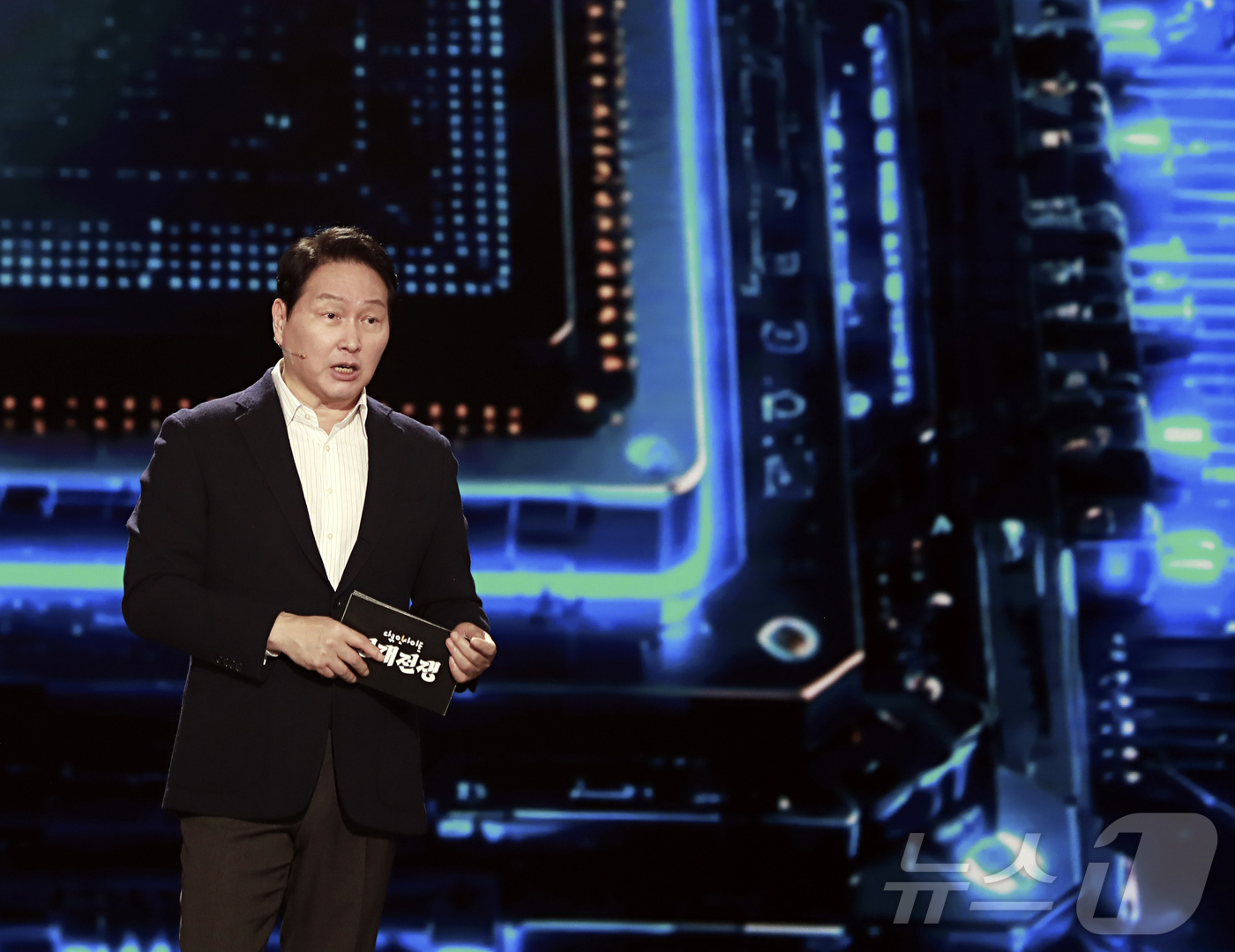 (서울=뉴스1) = 최태원 SK그룹 회장 겸 대한상공회의소 회장이 지난 28일 KBS '다큐 인사이트 – 인재전쟁2 : 최태원의 대답'에서 특별 강연을 하고 있다. (SK 수펙스추 …