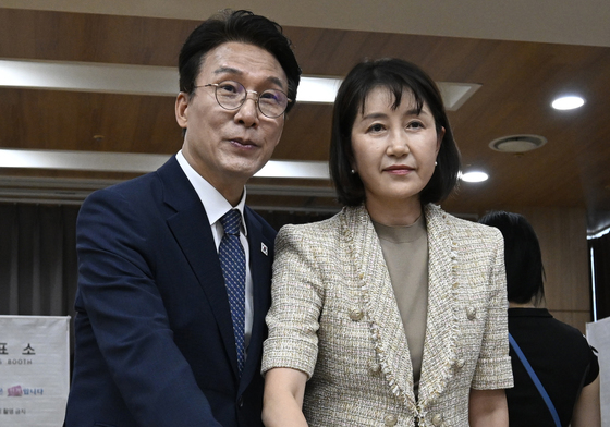 金총리, 파란 넥타이 매고 사전투표…"선거 어려움 없게 잘 챙기겠다"