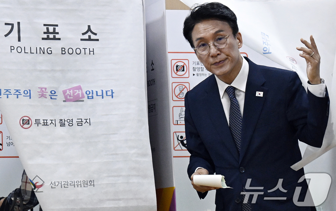 (서울=뉴스1) 이호윤 기자 = 김민석 국무총리가 제9회 전국동시지방선거 사전투표일인 29일 서울 영등포구 여의동 행정복지센터에 마련된 사전투표소에서 투표를 하고 있다. (공동취재 …