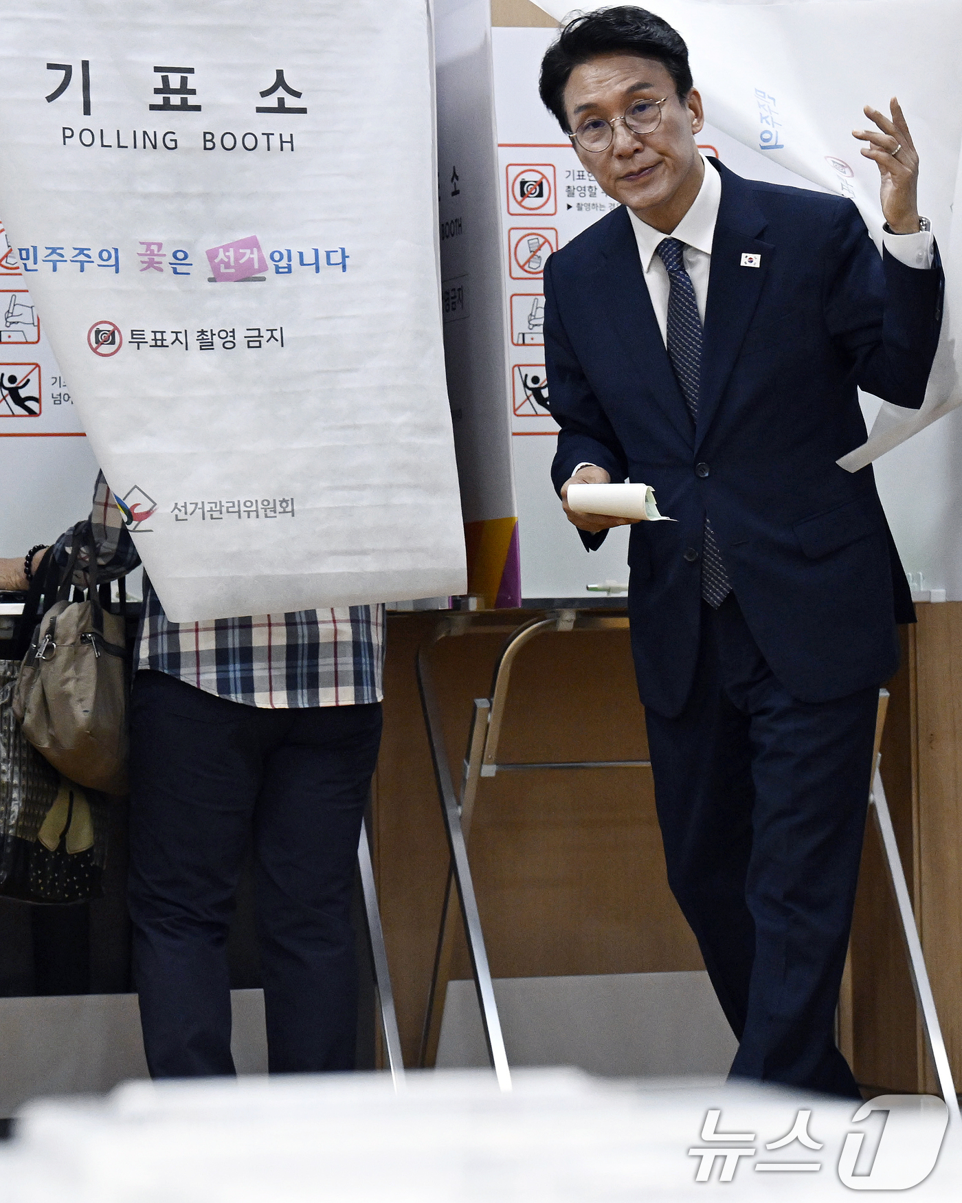 (서울=뉴스1) 이호윤 기자 = 김민석 국무총리가 제9회 전국동시지방선거 사전투표일인 29일 서울 영등포구 여의동 행정복지센터에 마련된 사전투표소에서 투표를 하고 있다. (공동취재 …